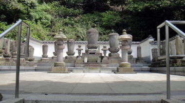 良忠墓