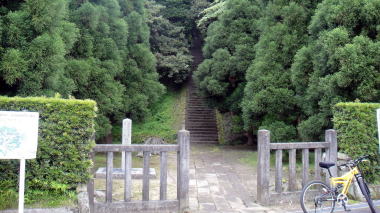 護良親王墓入り口