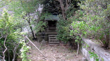 木造の祠