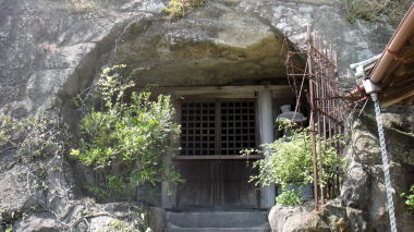 日蓮岩窟