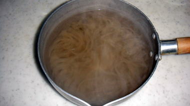 葛きりを茹でる