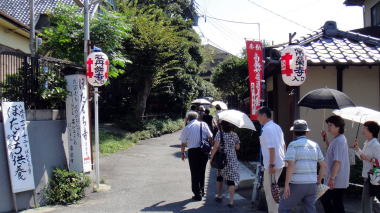 常栄寺へ向かうジジババ