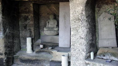 相馬次郎師常墓上のやぐら3