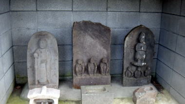 披露山庭園住宅の庚申塔