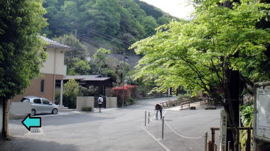 報国寺前