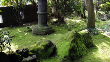 報国寺境内