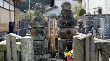 三浦大介義明の墓